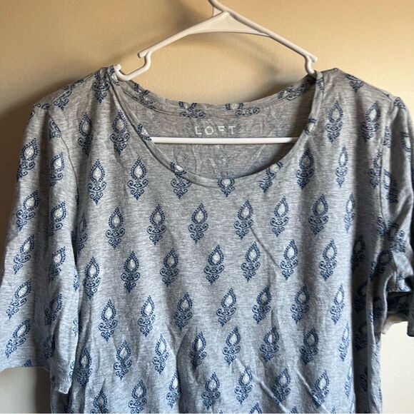 Loft Gray Paisley Bordered Hem Short Sleeve Tee T-shirt Blouse - Picture 2 of 5